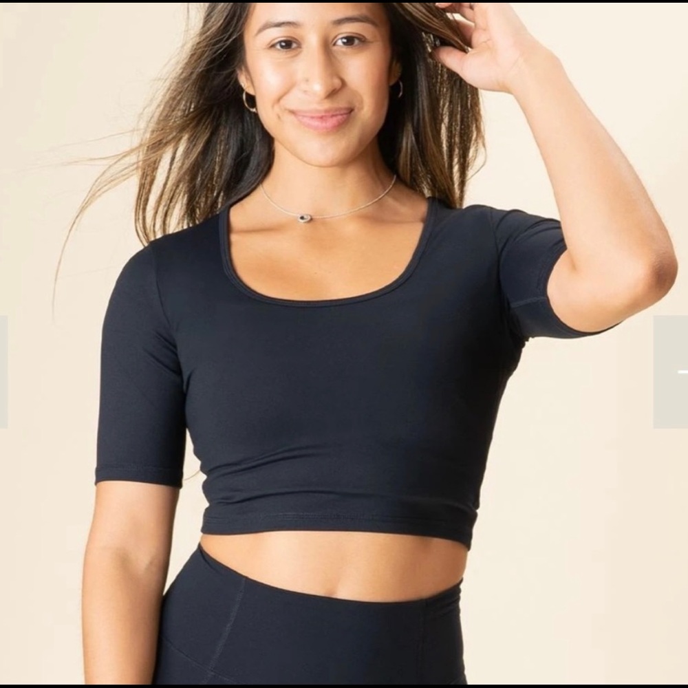 Short sleeve scoop neck Paragon Top